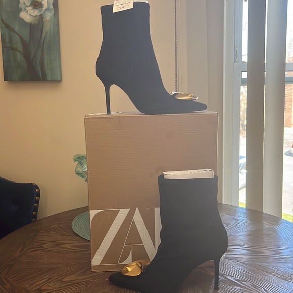 Selling brand new ZARA BOOTS - Picture 2 of 4